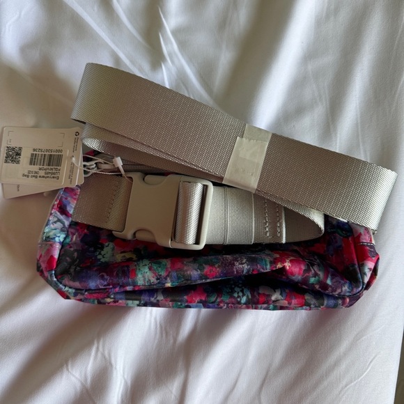 🆕💐 Lululemon Everywhere Belt Bag - Flower Glide Multi Vapor - Picture 5 of 7